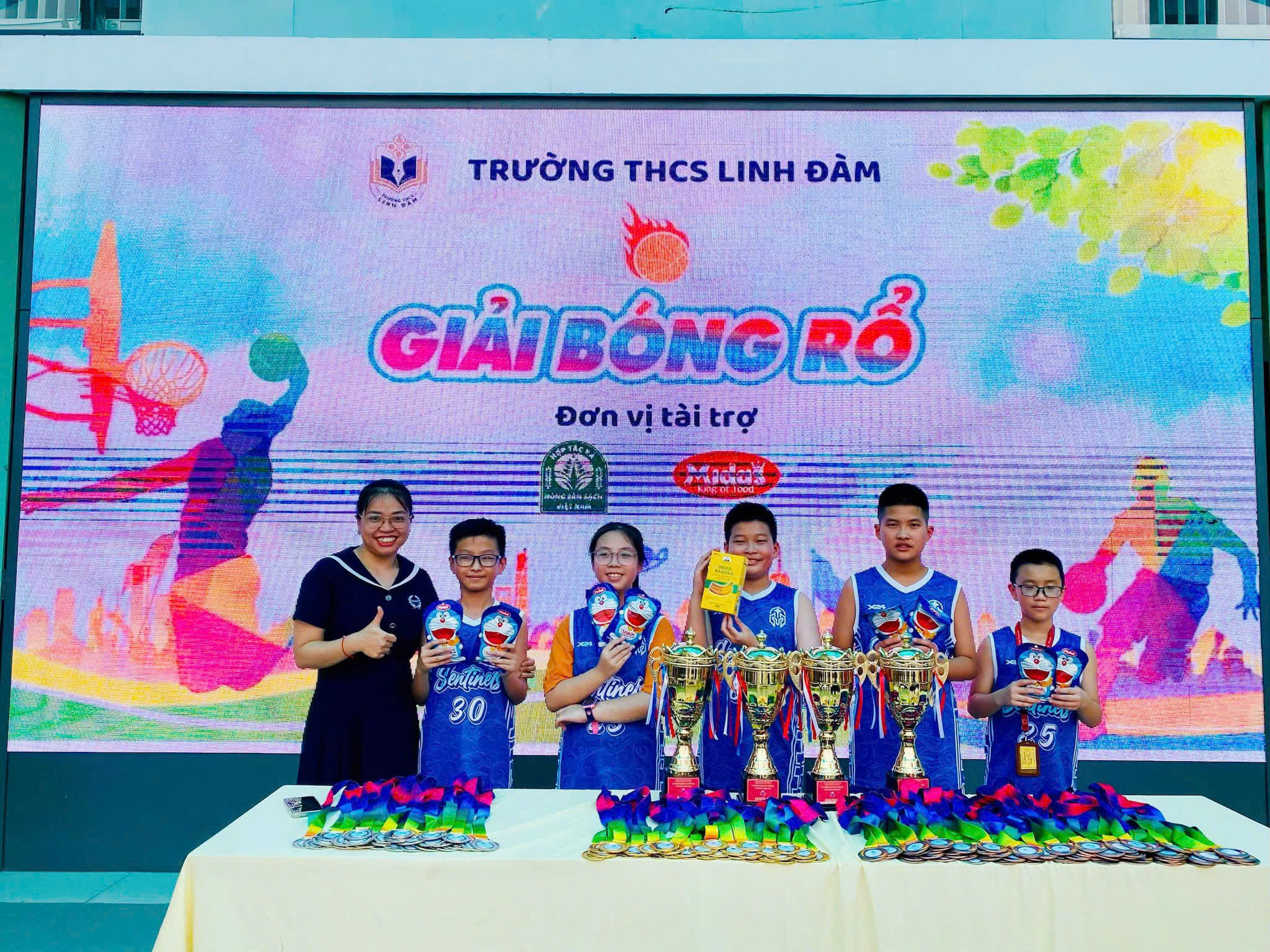 Giải bóng rổ Trường THCS Linh Đàm với đội học sinh mặc áo bóng rổ xanh