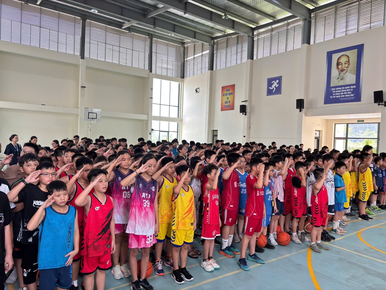Toàn cảnh học sinh tham gia giải bóng rổ Trường THCS Linh Đàm trong nhiều mẫu áo thi đấu