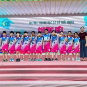 Đội bóng Trường THCS Thái Thịnh mặc mẫu áo bóng rổ xanh hồng