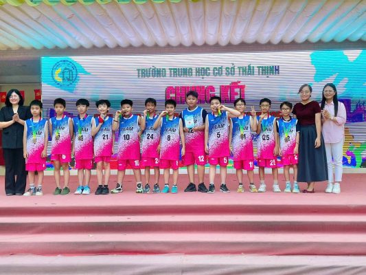Đội bóng Trường THCS Thái Thịnh mặc mẫu áo bóng rổ xanh hồng