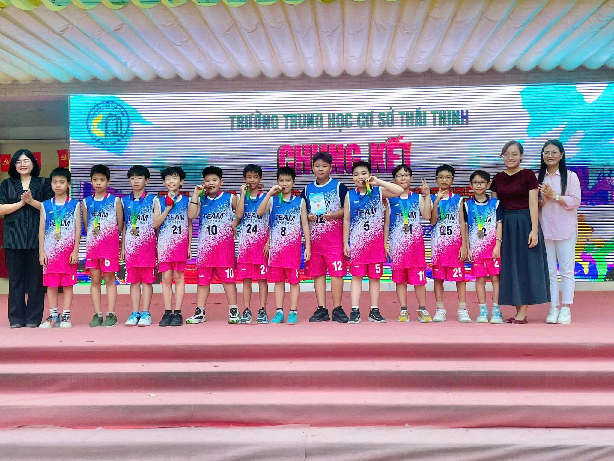 Đội bóng Trường THCS Thái Thịnh mặc mẫu áo bóng rổ xanh hồng