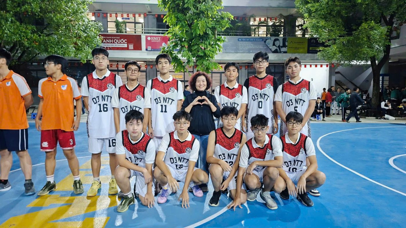 Đội bóng Trường Vinschool Times City mặc mẫu áo bóng rổ trắng đỏ