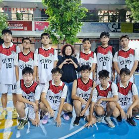Đội bóng Trường Vinschool Times City mặc mẫu áo bóng rổ trắng đỏ